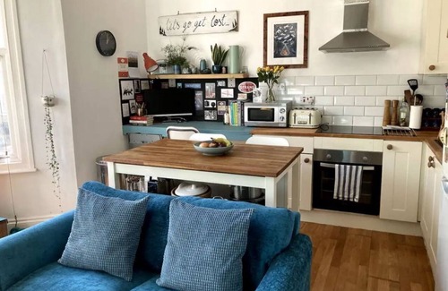 Saint Paul's Apartment | Bright, book-filled flat in artsy Stokes Croft