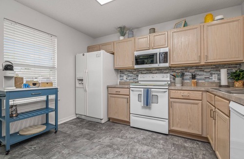 Pensacola House | Bright bungalow 7 mi from Perdido king bed pet and family friendly near NAS