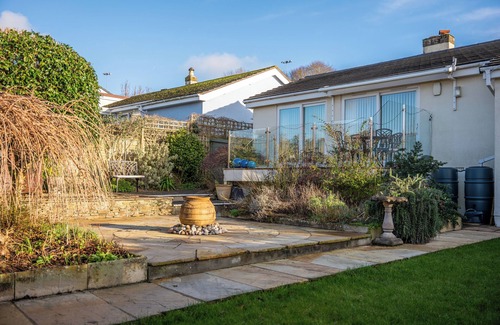Kingsbridge House | Bright Bungalow Near Town & Estuary with parking