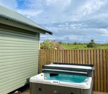 Mosfellsbaer House | Bright cabin close to RVK with a Hot Tub
