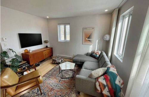 Tetreaultville Condo | Bright, calm, and modern apartment