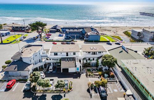 Cayucos House | Bright Cayucos Bungalow Steps to Beach Pier 3BR w Shared Firepit Lounge