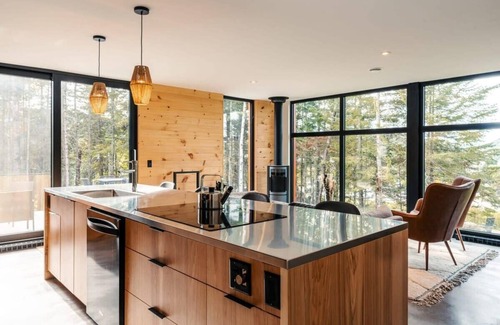 Lac Superieur Village Ski Chalet | Bright Chalet w/Spa & Indoor Sauna