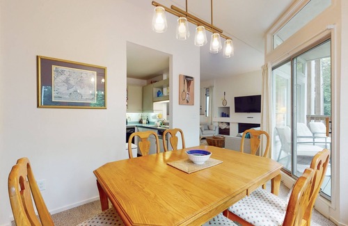 Warren Condo | Bright & cheery condo w/wifi, pools, hot tubs, tennis, gym, sauna, & game room