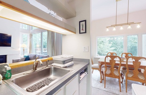 Warren Condo | Bright & cheery condo w/wifi, pools, hot tubs, tennis, gym, sauna, & game room