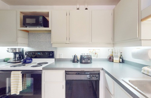 Warren Condo | Bright & cheery condo w/wifi, pools, hot tubs, tennis, gym, sauna, & game room