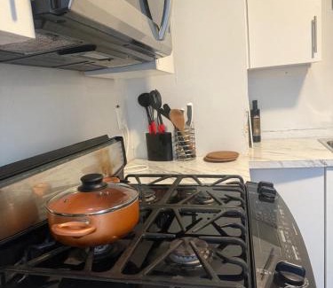 Southwest Edmonton Apartment | Bright & Chic 3-Bed Unit for Family or Business by UofA, Whyte Ave, Downtown in Edmonton