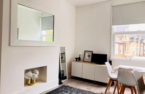 Turnham Green Apartment | Bright CHISWICK Apartment - Great LOCATION