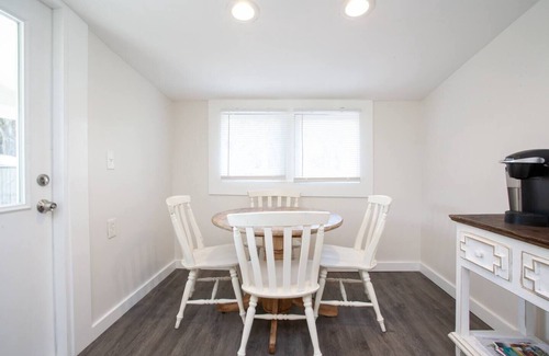Palm Harbor Cottage | Bright, Clean and Cozy Coastal Cottage in Ozona