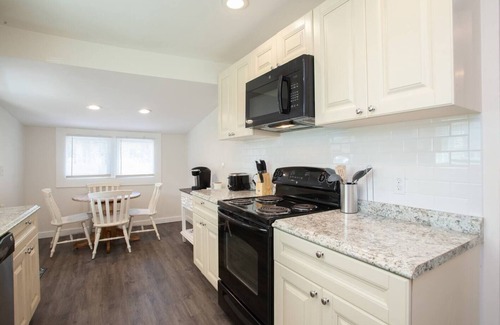 Palm Harbor Cottage | Bright, Clean and Cozy Coastal Cottage in Ozona