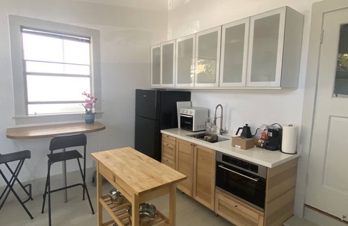Southwest Berkeley Apartment | BRIGHT,CLEAN,MODERN-Perfect for Work, Getaway, Ask RE discount for Extended stay
