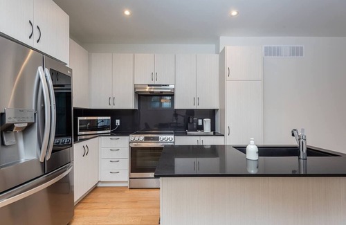 Cobourg House | Bright, Clean & Quiet mins to Downtown & Beach