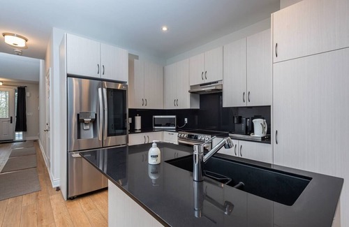 Cobourg House | Bright, Clean & Quiet mins to Downtown & Beach
