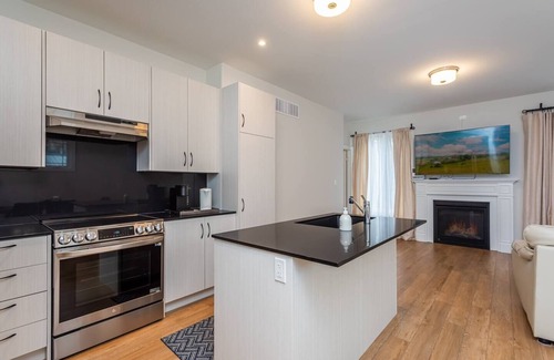 Cobourg House | Bright, Clean & Quiet mins to Downtown & Beach