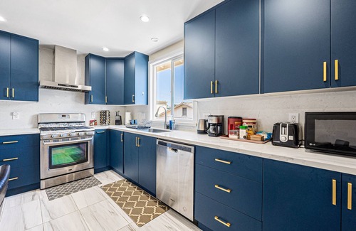 St. Francis House | Bright & comfortable 4brs Home in Daly City
