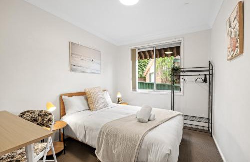 Marayong House | Bright & Comfy Double Room - Cozy and Well-Connected - Shared Bathroom