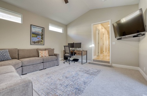 Harris Ranch House | Bright, comfy home in Harris Ranch, Boise. Near river, trails, BSU. Book now!
