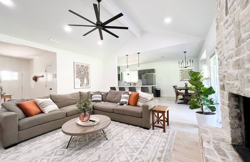 Round Rock House | Bright & Comfy home near Old Downtown Round Rock