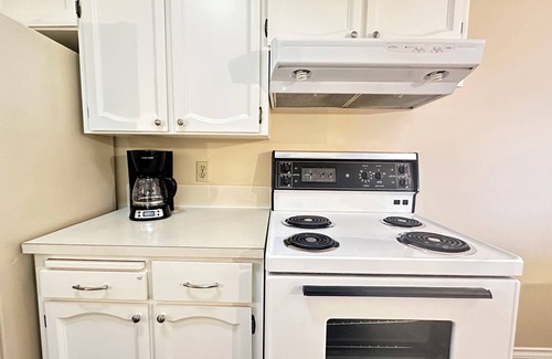 Haney Condo | Bright Condo In Downtown Maple Ridge
