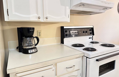 Haney Condo | Bright Condo In Downtown Maple Ridge
