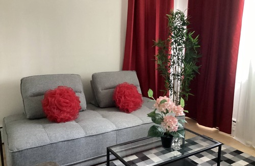 Mercier-Hochelaga-Maisonneuve Apartment | Bright cosy apartment short walk to metro green line near Olympic Village