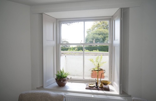 Bridge of Allan Apartment | Bright, cosy lower floor flat in Victorian listed villa