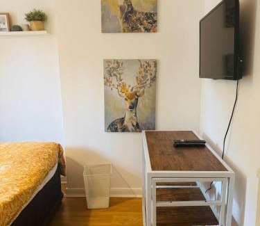 Kidbrooke with Hornfair House | Bright & Cosy SE London