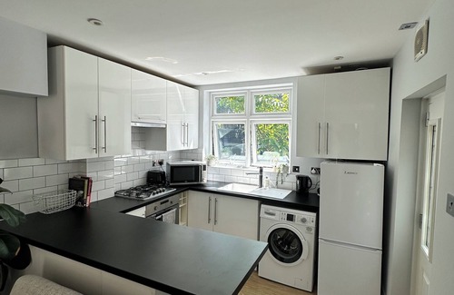 Haringey Apartment | Bright & Cosy Two-Bedroom Flat with Garden