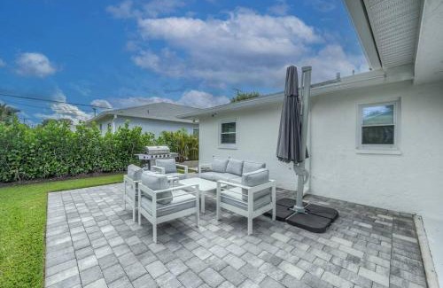 Naples Park House | Bright Cottage near the Beach