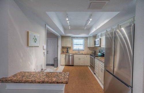 Naples Park House | Bright Cottage near the Beach