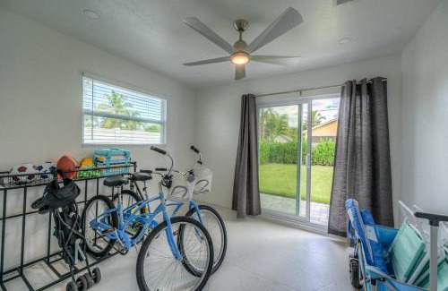 Naples Park House | Bright Cottage near the Beach