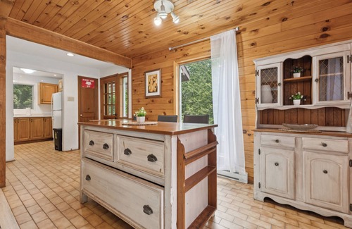 Argenteuil Regional County Municipality Ski Chalet | Bright cottage with private in-ground pool (summer) and fireplace, ideal for relaxing.
