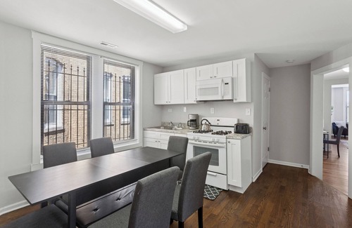 West Town Apartment | Bright + Cozy 3-bedroom apartment, Sleeps 8 plus Crib, Prime HP/Wicker Park