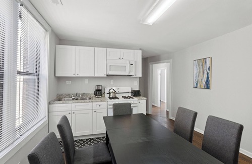 West Town Apartment | Bright + Cozy 3-bedroom apartment, Sleeps 8 plus Crib, Prime HP/Wicker Park