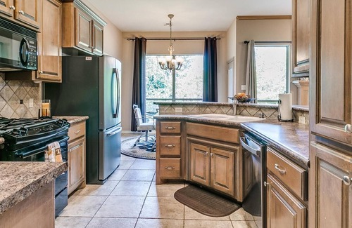 Edmond House | Bright & Cozy 4 Bedroom Home with Peaceful Views