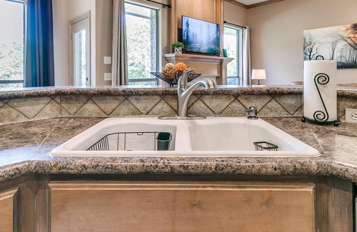 Edmond House | Bright & Cozy 4 Bedroom Home with Peaceful Views