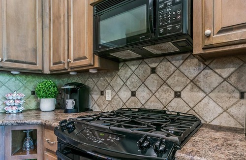 Edmond House | Bright & Cozy 4 Bedroom Home with Peaceful Views
