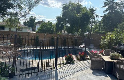 Applewood House | Bright & Cozy 4BR Home for Your Family Stay With Optional Pool Access
