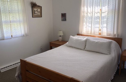 Kismet House | Bright, Cozy Bungalow With Lighthouse Views, Two Minutes Away from the Beach