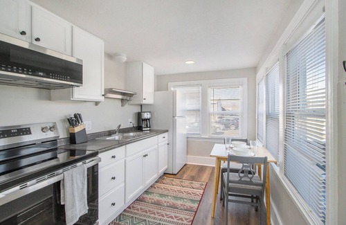 Kalamazoo Apartment | Bright & Cozy Retreat Private Entrance, Pets Welcome, Near Downtown Kalamazoo!