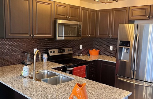 Mimico House | Bright cozy room in Mimico, train/bus/subway/grocery/restaurants on doorstep