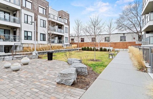 Mimico House | Bright cozy room in Mimico, train/bus/subway/grocery/restaurants on doorstep