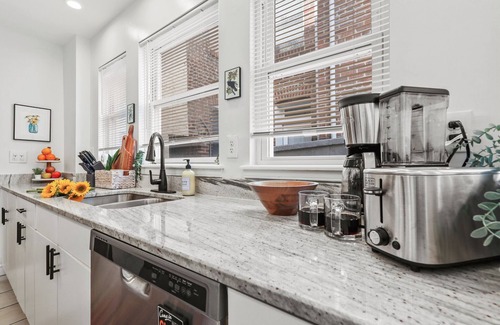 Fells Point House | BRIGHT & COZY Rowhouse in Prime Location - WalkScore 98/100
