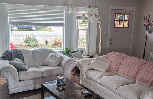 West Porpoise Bay House | Bright cozy spacious home Great for family's or couples getaway Pet friendly