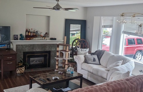 West Porpoise Bay House | Bright cozy spacious home Great for family's or couples getaway Pet friendly