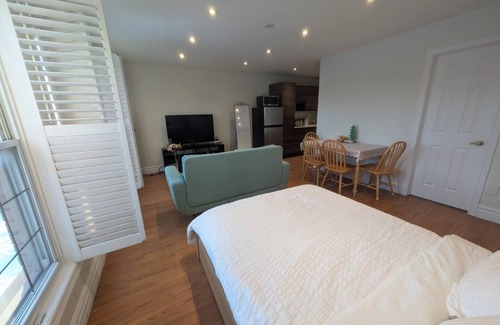 Richmond Hill House | Bright & Cozy Studio w/Private Entrance & Parking