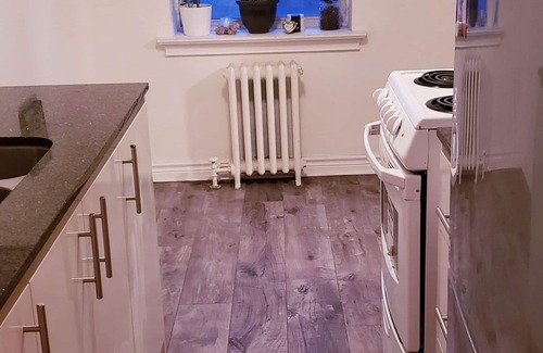 Oakwood Village Apartment | BRIGHT COZY/WARM 1 BEDROOM APARTMENT ON DUFFERIN