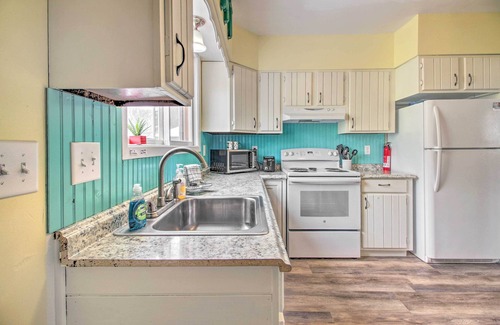 Crosby Cottage | Bright Crosby Home - Walk to Main St & Beach!
