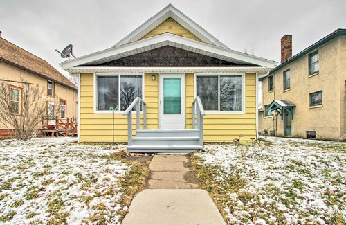 Crosby Cottage | Bright Crosby Home - Walk to Main St & Beach!