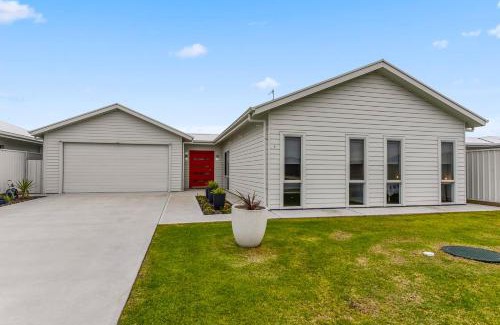 Waterhouse House | Bright & Easy - Address is 7 Cobb & C Way Pet Friendly Inside